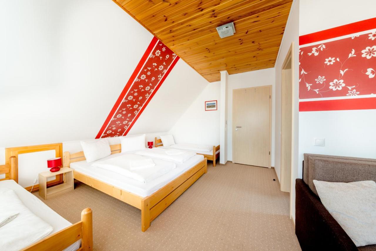 Hotel Rozmaring Vendeghaz Zengővárkony Zewnętrze zdjęcie