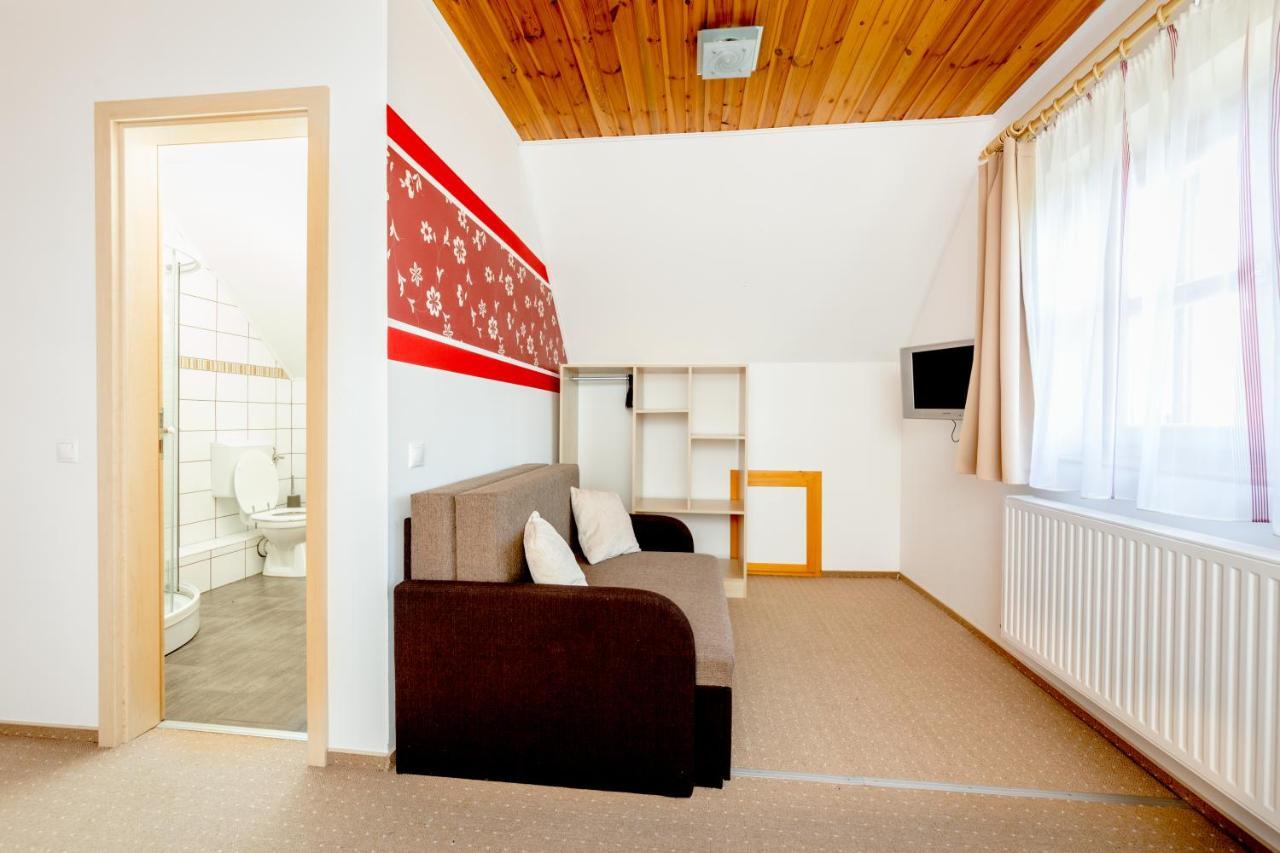 Hotel Rozmaring Vendeghaz Zengővárkony Zewnętrze zdjęcie