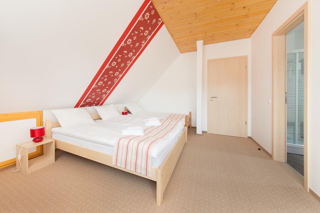 Hotel Rozmaring Vendeghaz Zengővárkony Pokój zdjęcie